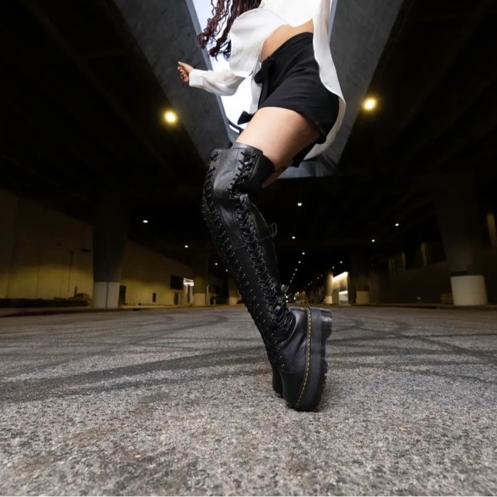 Azreya Dr. Martens US L 6